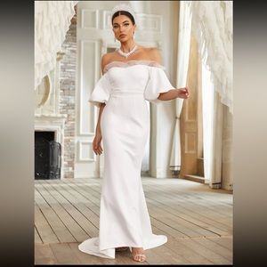 Brand new Wedding dress, perfect for pictures.